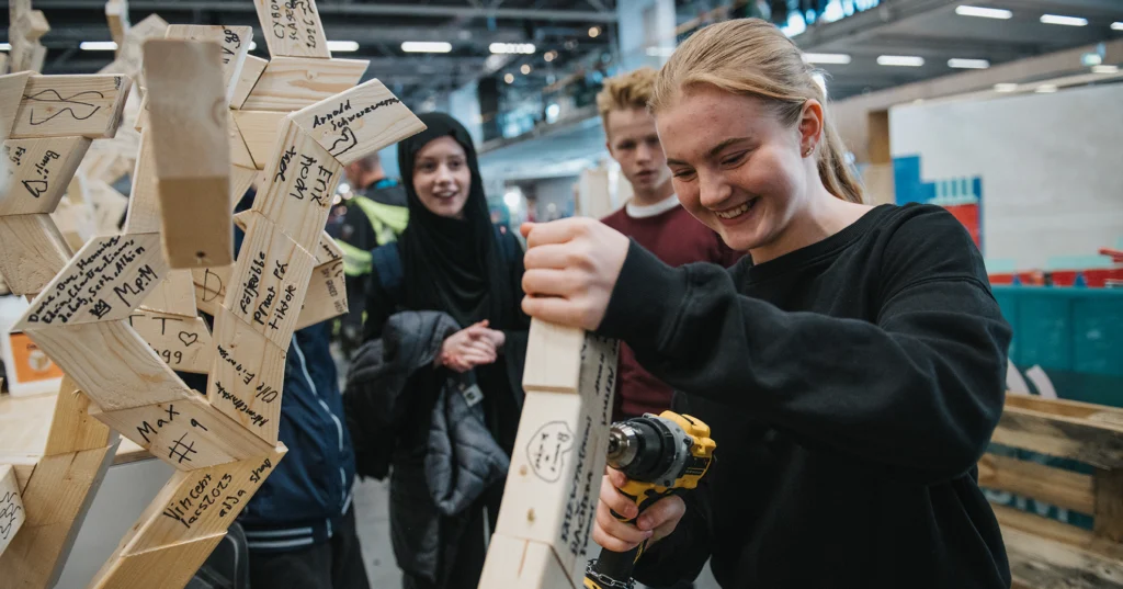 Besökare på Yrkes-SM 2026 testar ett yrke
